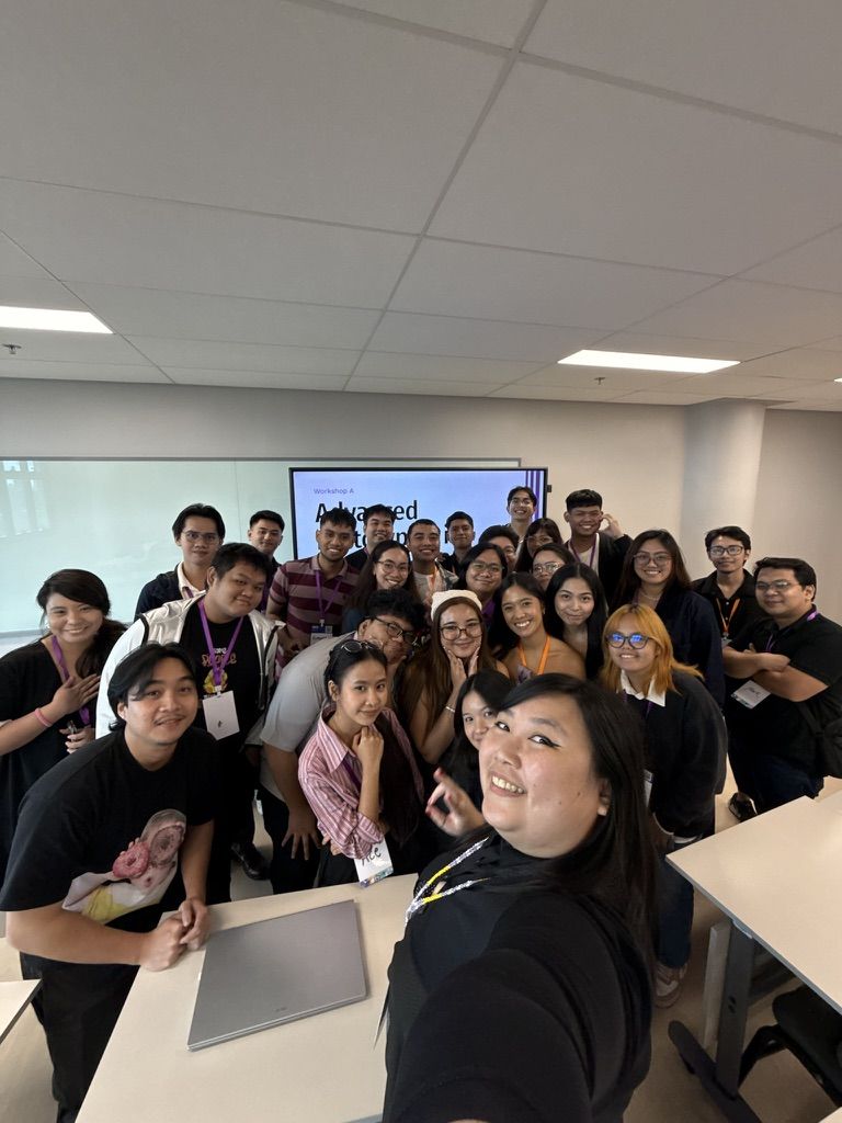 Last of the 3 wide angle selfies I took with my workshop participants, this one for the Manila leg! Chi doing a wide angle selfie with all her workshop attendees posing behind her. The TV projecting the introduction slide for the workshop is also partially seen in the background.